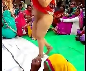 Desi Bhabhi 踊り nudely..